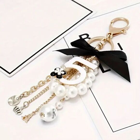 BOW PEARL KEYCHAIN - Picture 1 of 3